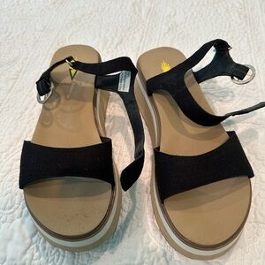 Vagabond Black and Tan Women's Sandals